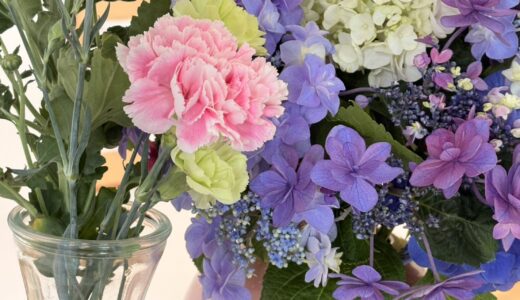 雨粒も喜ぶ、玄関の小さな花展